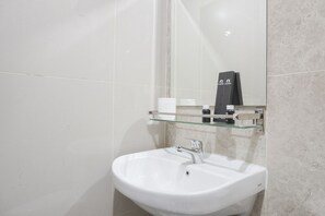 Appartement, 2 chambres | Salle de bain | Douche, articles de toilette gratuits, serviettes fournies