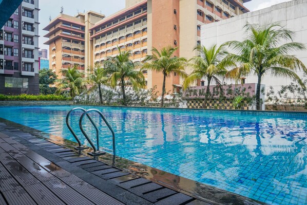 Outdoor pool - Nice And Comfort 1Br At Tamansari Semanggi Apartment (Jakarta)