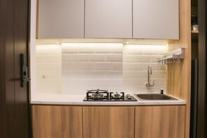Private kitchen - Well Furnished Studio At Citra Living Apartment By Tarvelio (Jakarta)