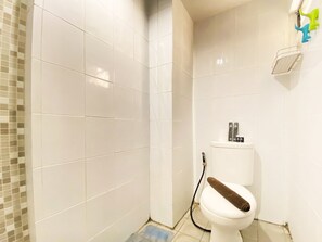 Apartamento, 2 habitaciones | Baño | Ducha, artículos de higiene personal gratuitos y toallas