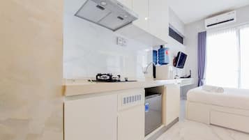 Studio | Private kitchen | Fridge, stovetop, cookware/dishes/utensils, dining tables