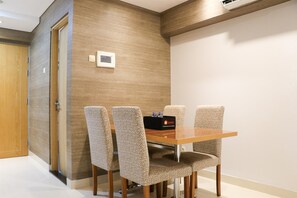 Apartment, 2 Bedrooms | In-room dining