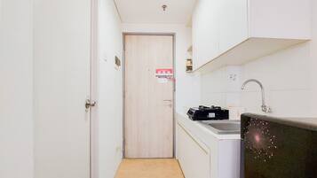 Studio | Privékeuken | Een koelkast, een kookplaat, kookgerei, borden en bestek