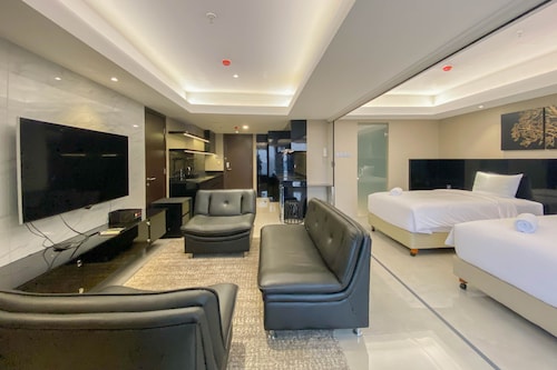 Spacious Combined Studio Apartment At Warhol (W/R) Residence