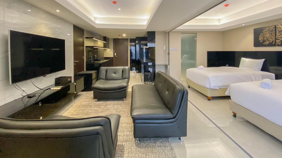 Spacious Combined Studio Apartment At Warhol (W/R) Residence