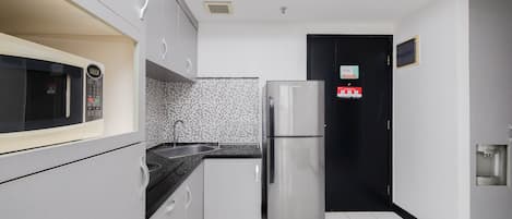 Fridge, stovetop, cookware/dishes/utensils, dining tables