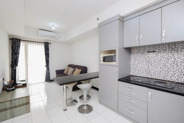Apartment, 1 Bedroom | Private kitchen | Fridge, stovetop, cookware/dishes/utensils, dining tables - Nice And Elegant 1Br At The Wave Kuningan Apartment (Jakarta)