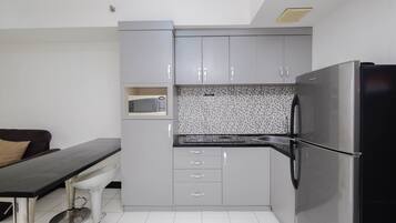 Leilighet, 1 soverom | Eget kjøkken | Kjøleskap, kokeplater, kjøkkenutstyr og spisebord