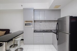 Apartment, 1 Bedroom | Private kitchen | Fridge, stovetop, cookware/dishes/utensils, dining tables - Nice And Elegant 1Br At The Wave Kuningan Apartment (Jakarta)
