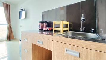 Estudio | Cocina privada | Refrigerador, parrilla de estufa, utensilios de cocina y comedor