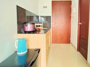 Studio | Private kitchen | Fridge, stovetop, cookware/dishes/utensils, dining tables - Warm And Cozy Studio At Taman Melati Jatinangor Apartment (Hegarmanah)