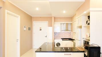 Refrigerador, placa de cocina, arrocera, utensilios de cocina