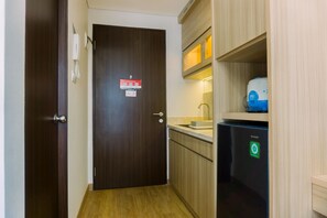 Estudio | Cocina privada | Frigorífico, placa de cocina, utensilios de cocina y mesa de comedor
