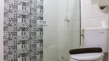 Studio | Bathroom | Shower, free toiletries, towels