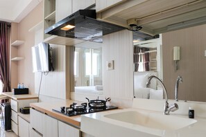 Studio | Cuisine privée | Réfrigérateur, surface de cuisson, vaisselle et ustensiles