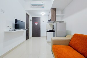 Apartamento, 2 quartos | Área de estar | TV