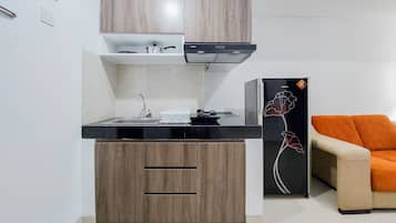 apartman, 2 hálószobával | Privát konyha | Hűtőszekrény, főzőlap, főzőedények/tányérok/evőeszközök és ebédlőasztal