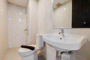 Apartamento, 2 habitaciones | Baño | Ducha, artículos de higiene personal gratuitos y toallas
