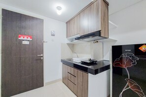 Apartment, 2 Bedrooms | Private kitchen | Fridge, stovetop, cookware/dishes/utensils, dining tables