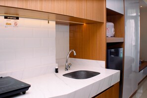 开间 | 私人厨房 | 冰箱、炉灶、厨具/餐具、餐桌