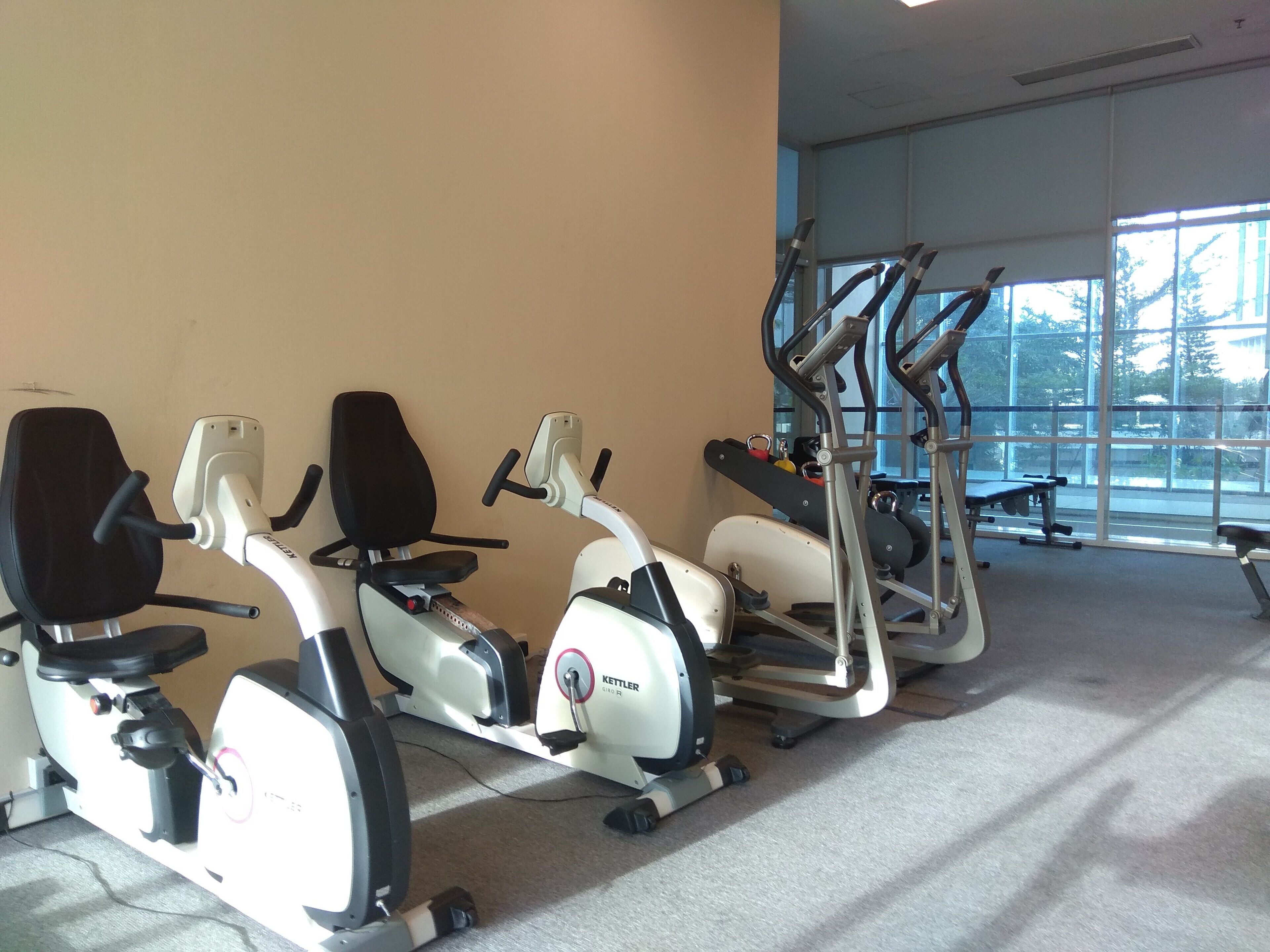 Ein Fitnessraum mit Ergometer, Crosstrainern und Laufbändern.