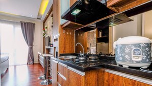 Eine moderne Küche mit Holzarbeitsplatte, Edelstahlgeräten und einem eingebauten Backofen.