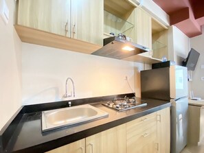 Apartment, 2 Bedrooms | Private kitchen | Fridge, stovetop, cookware/dishes/utensils, dining tables
