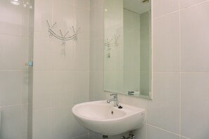 Studio | Badezimmer | Dusche, kostenlose Toilettenartikel, Handtücher