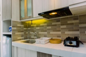 Private kitchen - Elegant And Nice Studio Casa De Parco Apartment Near Ice Bsd (Pagedangan)