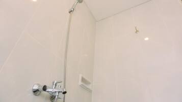 Studio | Bathroom | Shower, free toiletries, towels