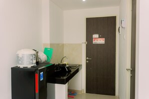 Estudio | Cocina privada | Frigorífico, placa de cocina, utensilios de cocina y mesa de comedor