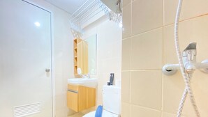 Une salle de bain moderne équipée de toilettes, d’un lavabo et d’une douche.