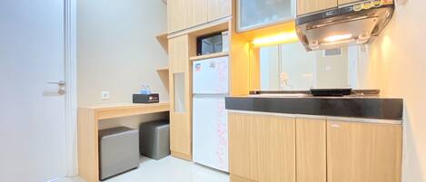 Appartement, 2 chambres | Cuisine privée | Réfrigérateur, surface de cuisson, vaisselle et ustensiles