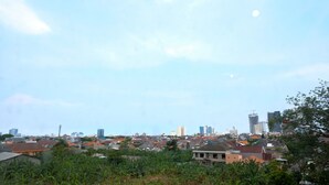 Un paysage urbain avec des immeubles résidentiels et quelques gratte-ciel.