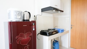 Estudio | Cocina privada | Refrigerador, parrilla de estufa, utensilios de cocina y comedor 