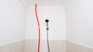 Studiolejlighed | Badeværelse | Bruser, gratis toiletartikler, håndklæder