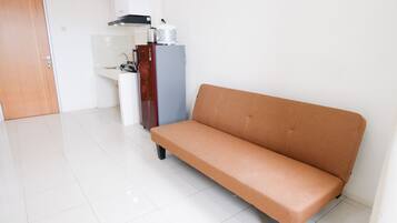 Apartamento, 2 habitaciones | Zona de estar | Una televisión