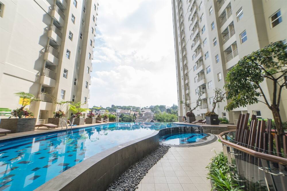 Cozy And Clean 1Br Apartment At Parahyangan Residence