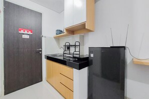 Studio | Private kitchen | Fridge, stovetop, cookware/dishes/utensils, dining tables - Nice And Simply Look Studio Serpong Garden Apartment (Cisauk)