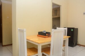 Apartemen, 2 kamar tidur | Makan di kamar