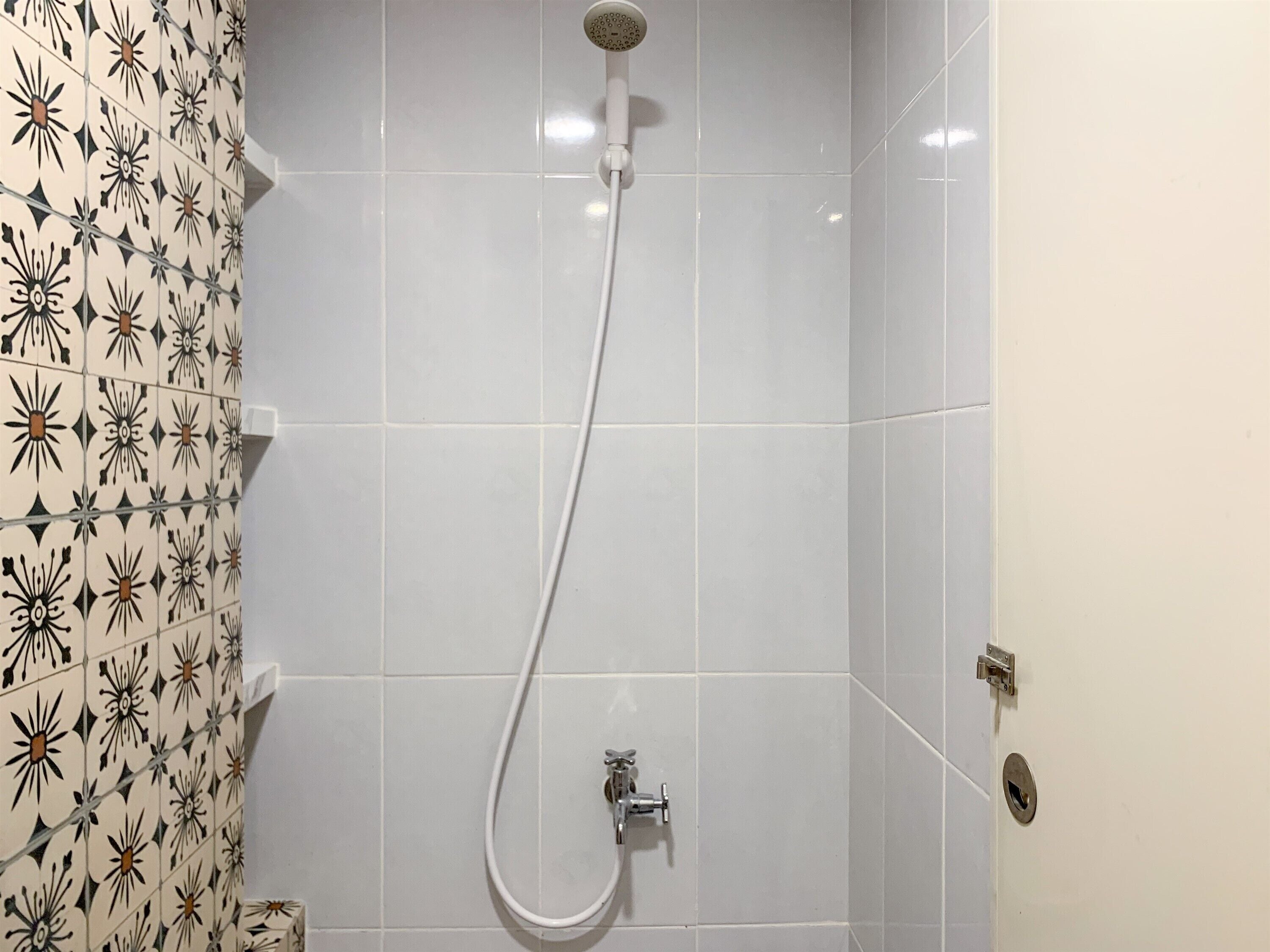 Estudi | Bany | Dutxa, articles de tocador gratuïts i tovalloles 