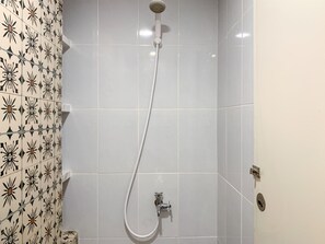 Estúdio | Banheiro | Chuveiro, produtos de toalete grátis, toalhas de banho 