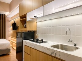 Studio | Private kitchen | Fridge, stovetop, cookware/dishes/utensils, dining tables