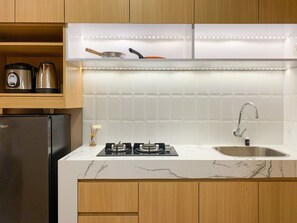 Studio | Dapur pribadi | Lemari es, kompor, peralatan masak/sendok-piring, dan meja makan