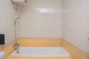 Lejlighed - 2 soveværelser | Badeværelse | Bruser, gratis toiletartikler, håndklæder