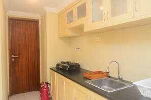 Lejlighed - 2 soveværelser | Privat køkken | Køleskab, kogeplade, køkkentøj/tallerkener/redskaber, spisebord