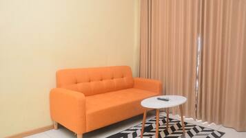 Apartamento, 2 habitaciones | Zona de estar | Una televisión