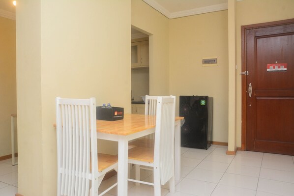 Apartamento, 2 quartos | Opções para refeição no quarto
