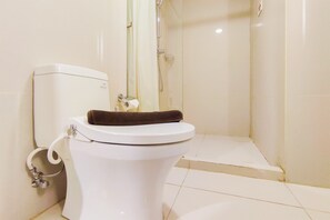 Appartement, 2 slaapkamers | Badkamer | Een douche, gratis toiletartikelen, handdoeken