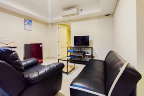 Appartement, 2 slaapkamers | Woonruimte | Een televisie